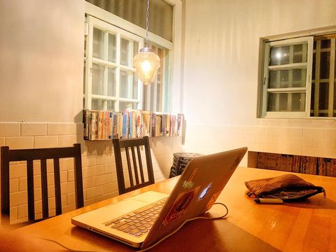 繫。本屋以書本、飲食延續故鄉文化