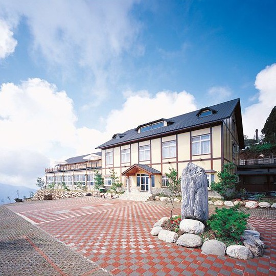 2人份晚餐。晚餐餐點內容:四菜一湯+水果。餐點內容如有變動，將提供等值餐點替換。2.本券平日(週日~週五)適用，假日(週六)須加價$1820方可使用，特殊節日(農曆春節期間、國定假日及連續假日依現場公