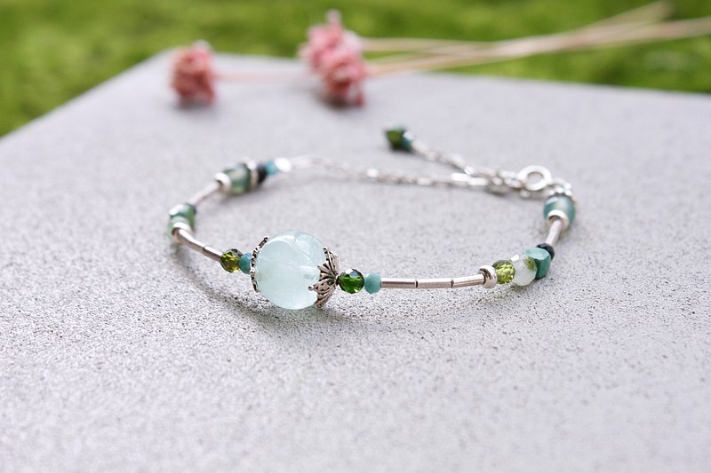 春風又綠的最佳詮釋，北海岸春季限定的老梅綠石槽。 今年的疫情讓我們無法去到許多地方欣賞季的風景。 這個系列的設計靈感來自台灣的四季特有花卉，景色的質感。 以相似的銀飾配置，讓需要多色、喜歡疊加配戴的朋