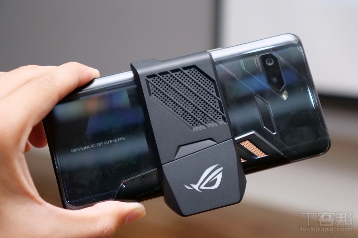 手機/掌機/桌機自在變換，ASUS 電競手機 ROG Phone 同場4大配件讓你玩更狂