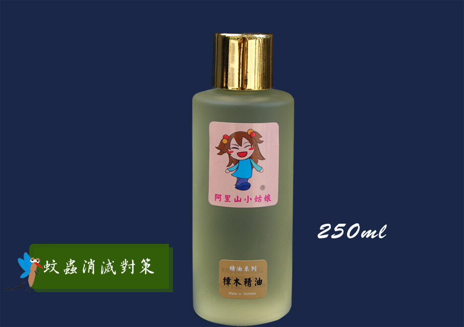 頂級樟木精油 產地：台灣 樟樹屬於亞熱帶雨林的主成分之一，每棵樟樹就像一把傘，庇蔭這一塊土地。 ★天然樟木精油 我們的樟木精油不會有結晶片狀的情形，不同於市售的樟腦油! 我們的天然的樟木精油是完全天然