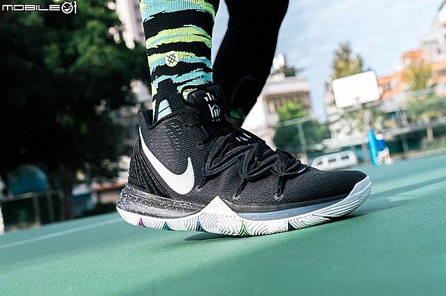 疾速全面升級Nike KYRIE 5 “Black Magic”全新戰靴開箱實戰分享