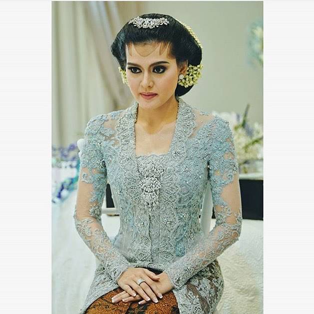12 Kebaya Gak Biasa yang Bikin Midodareni Terkesan Mewah 12 Kebaya Gak Biasa yang Bikin Midodareni Terkesan Mewah