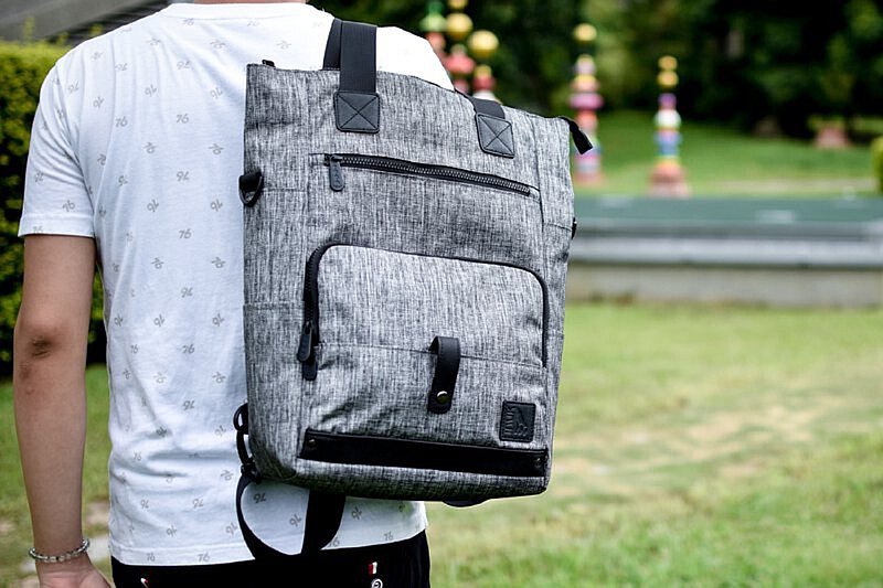 內斂的選色襯托著你穩重的性格 優質的面料透露著你品味的生活 皮件綴點，更顯示你低調不凡的特質 曖曖內含光的你，就是城市旅人 一 城市旅人系列