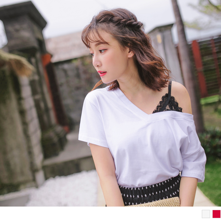 以高含棉材質為基底， 親膚透氣穿著舒適無負擔。 細肩帶蕾絲拼接假兩件設計， 綴點出休閒浪漫的微性感氣息~ ************** 小提醒： 假兩件 深色衣物建議單獨洗滌，以翻面手洗或放洗衣袋洗較