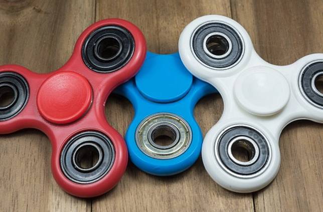 ™ Berani Coba?Fidget Spinner Jadi Fashion Item Buat ke Pesta.  Bikin Heboh! 