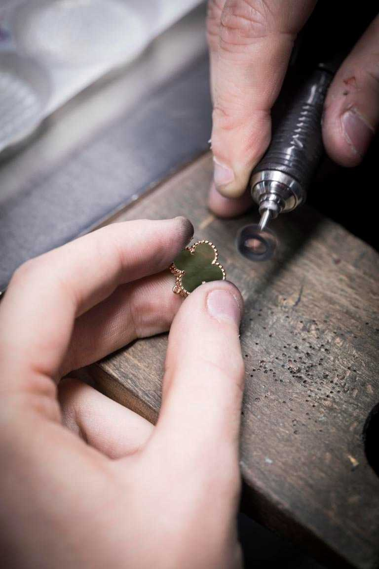 Van Cleef & Arpels大師級珠寶工匠，悉心拋光潤飾金色圓珠飾邊。（圖╱Van Cleef & Arpels提供）