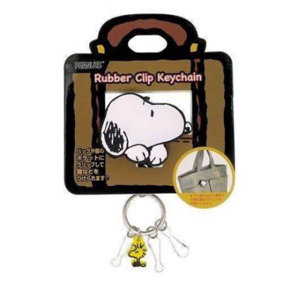 史奴比 夾式造型鑰匙圈 可夾於包包上，金屬鑰匙扣環可將鑰匙牢牢固定，體積輕巧方便攜帶 尺寸：長 5 x 寬 4 x 厚 1 cm 材質：橡膠、金屬 日本