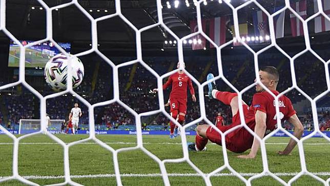 Gol bunuh diri bek Turki, Merih Demiral yang mengawali kekalahan telak 0-3 dari Italia memang menjadi yang pertama kali sepanjang sejarah laga Pembuka Piala Eropa. Namun secara keseluruhan, gol tersebut menjadi kali ke-10 yang terjadi sepanjang sejarah Euro. (Foto: LaPresse via AP/Alfredo Falcone)