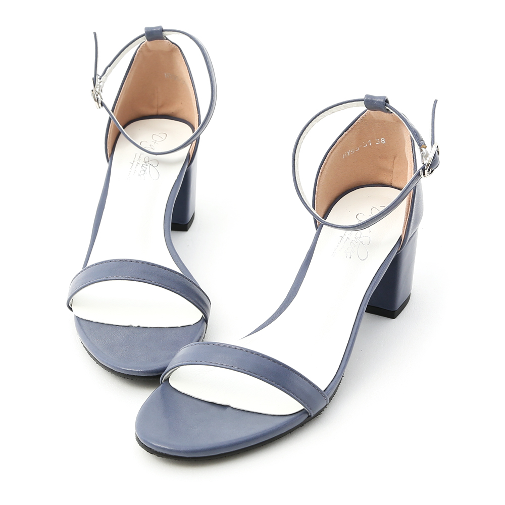 每個女孩鞋櫃裡都應該有一雙一字涼鞋 簡單的樣式卻能完美展現足部魅力 5cm的跟高巧妙修飾身形比例 恰恰好的鞋跟高度最適合跟鞋的初學者 貼心的側勾釦設計，穿脫更省時方便 選用橡膠防滑底，具有超優的防滑效