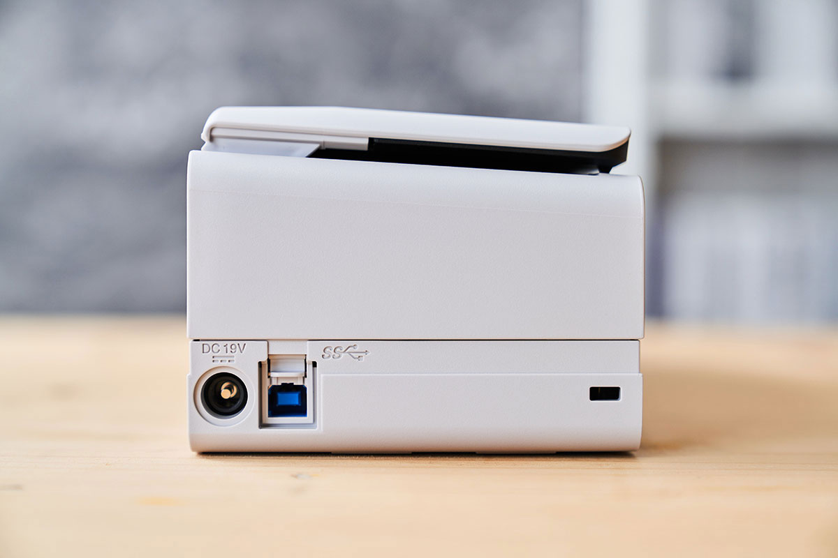 外型小巧，功能全面！Fujitsu fi-800R 高效率自動進紙掃描，手冊與證件等厚文件也難不倒它！