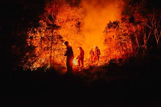 8 Potret Aksi Heroik Pemadam Kebakaran, Pertaruhkan Jiwa dan Raga