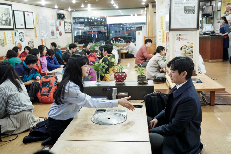 曹承佑爆料裴斗娜體力不比從前，晚上拍戲一副「要亡國的表情」。（圖／Netflix提供）