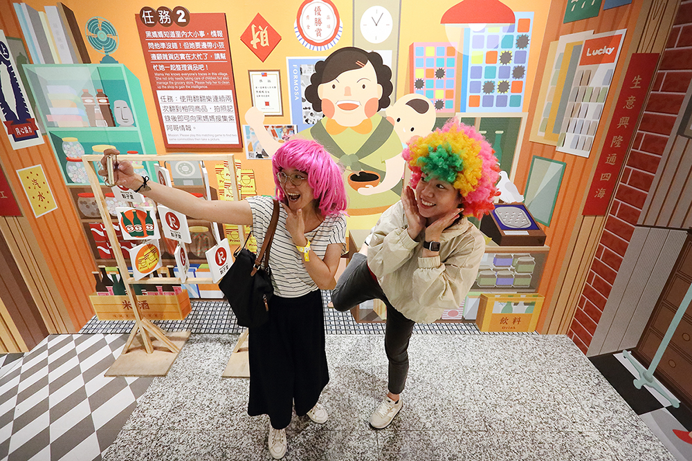 「穀倉藝文」現正展出「我的穀倉樂園」藝術共創聯展，走進藝術家畫筆下的奇異穀倉，與充滿童話想像的藝術創作互動拍照。(攝影/Carter) 