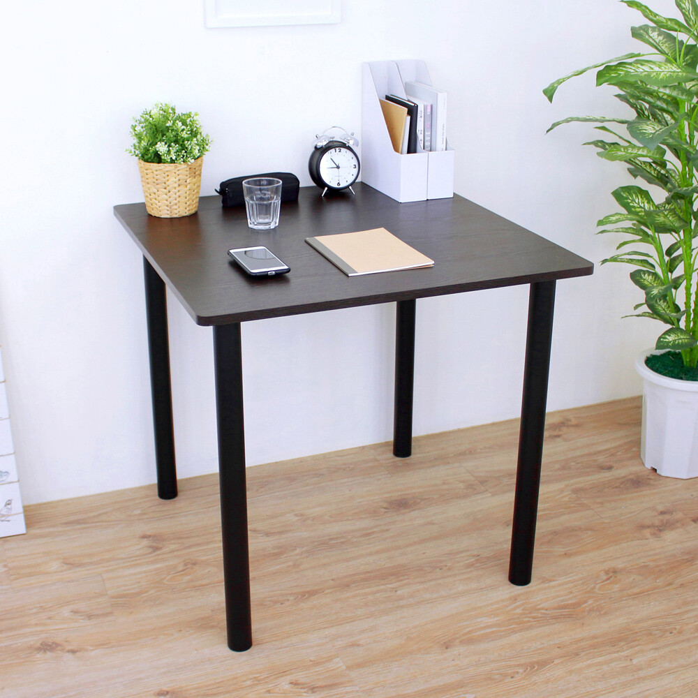 【愛家】寬80x深80x高75/公分-正方形書桌/餐桌/電腦桌/洽談桌(二色可選) ◆桌面[寬80x深80公分]書桌/電腦桌，桌角設計為圓弧型，無銳角更安全，讓您享受熱鬧的用餐時光！ ◆桌面板材採用高