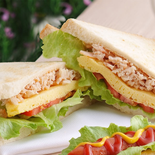 熱呼呼的燻雞蛋，搭配新鮮的美生菜與蕃茄片，加上蕃茄醬與黑胡椒粒，呈現出元氣滿分的早餐。