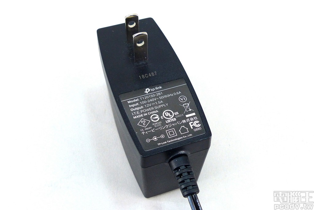 Archer A9 v6 變壓器輸出僅 12V/1.5A/18W，對比 Archer C9 v1/v2/v4 附屬變壓器 12V/3.3A/40W 省電幅度達一半以上，實際最大耗電量約為 17.1W