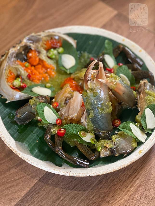 ▲生醃沙母需要醃漬一天，酸鹹鮮甜，蟹黃佐白飯相當美味。