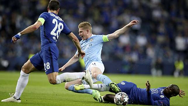 Penyerang Manchester City, Kevin De Bruyne, terjatuh saat berebut bola dengan pemain Chelsea pada laga final Liga Champions di Stadion Dragao, Minggu (30/5/2021).  Chelsea menang dengan skor 1-0. (Jose Coelho/Pool via AP)