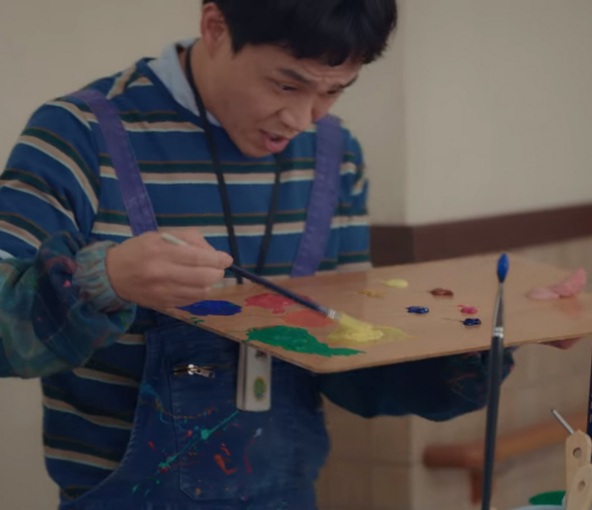 《雖然是精神病但沒關係》吳正世造型解析：尚泰愛「條紋」，是藝術家&自閉症設計