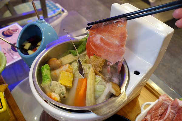 士林打卡餐廳-便所歡樂主題餐廳，士林網美下午茶餐廳，有廚師現點現做好吃餐點，價錢不貴好拍好玩，適合聚會、包場的士林ig打卡餐廳