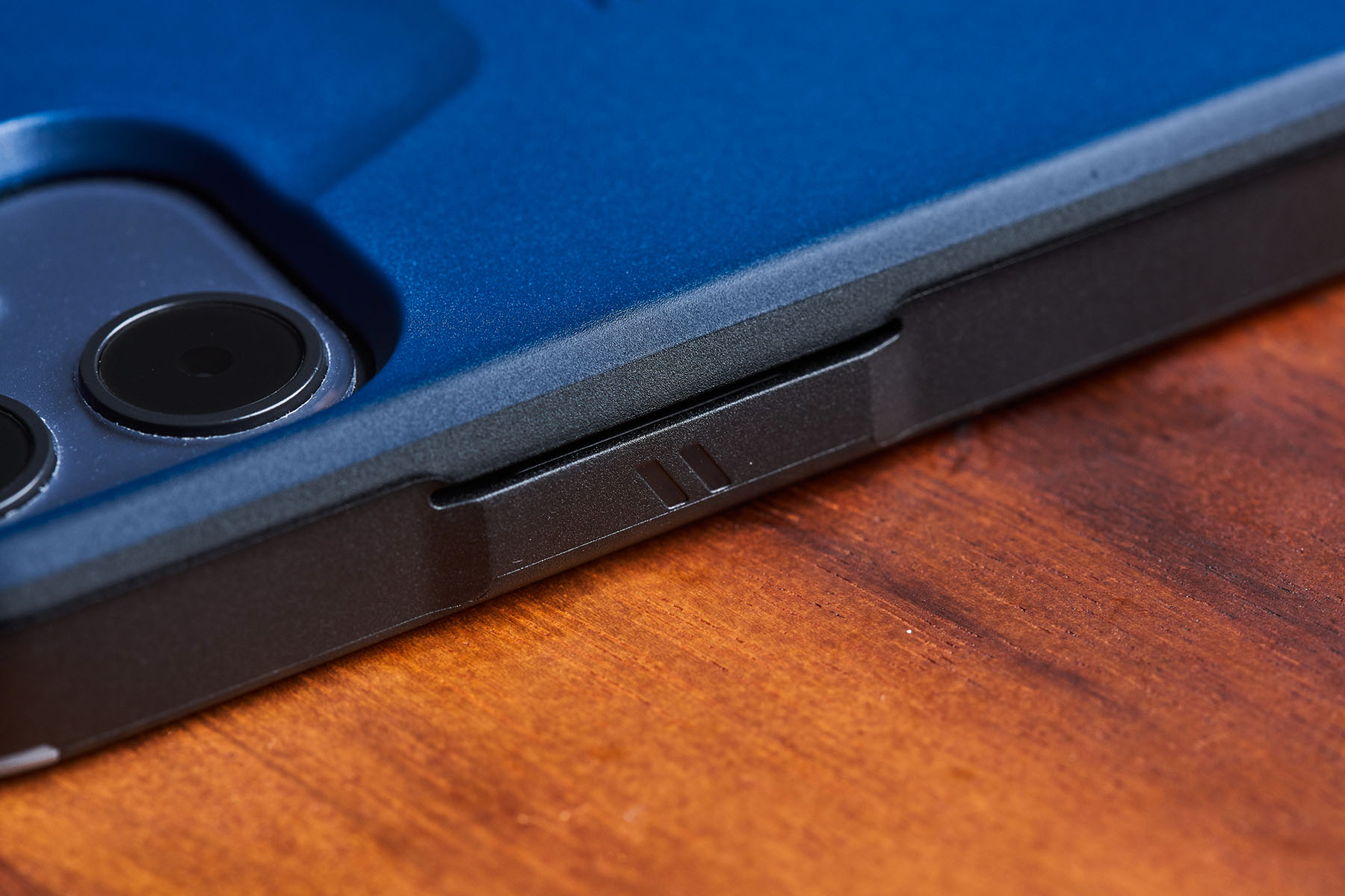 邊框的外按鈕設計也與邊框相互融合。