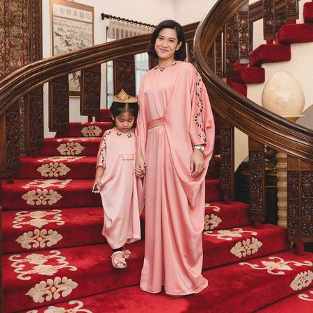 Cantik Cute, Saat Selebritis Kembaran Kaftan Dengan Putri Mereka