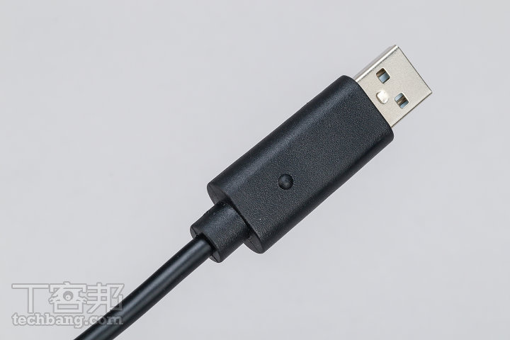 這條 USB Type-A 位於方向盤後方，純玩手遊時不必接上，僅可用在 PC 或家用主機；接上 PC 時預設為 X-Input，另可切換為 D-Input。