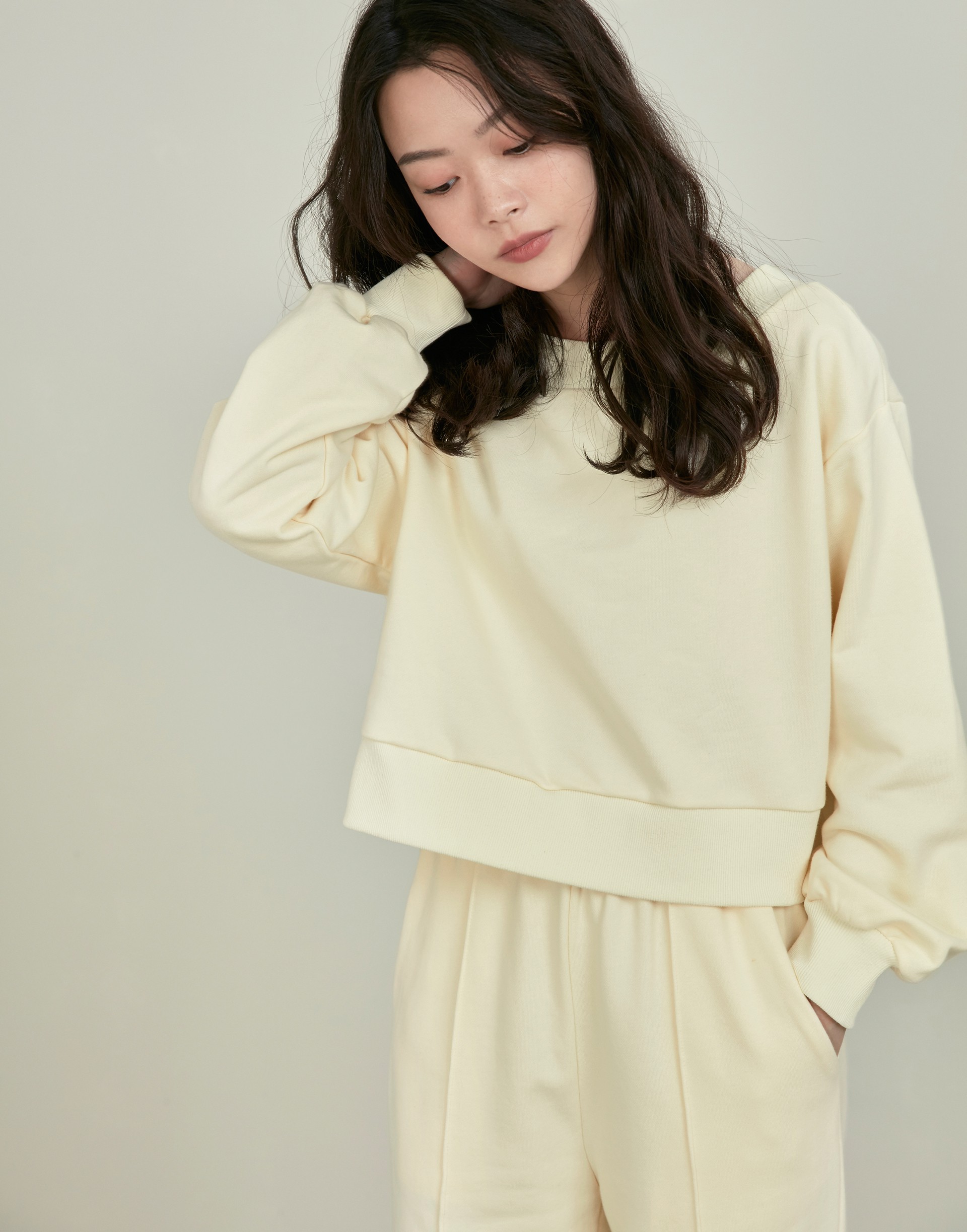 彈性：適中 厚實保暖、兩穿設計可拉成一字領、基本款百搭、微短版、套裝