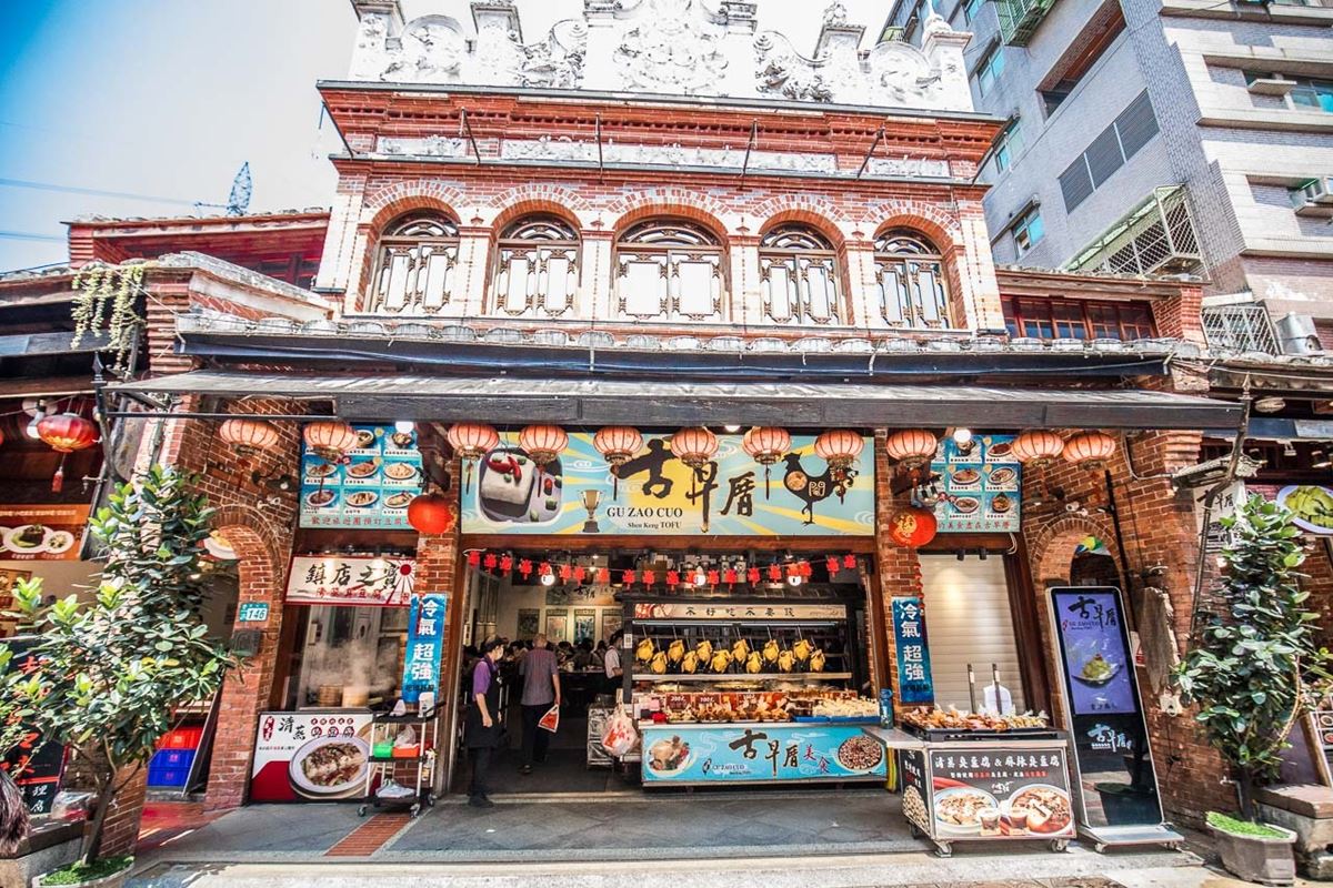 不只臭豆腐！老饕帶路「深坑老街」７必吃：最強雞屁股、豆腐麻糬、芋圓冰