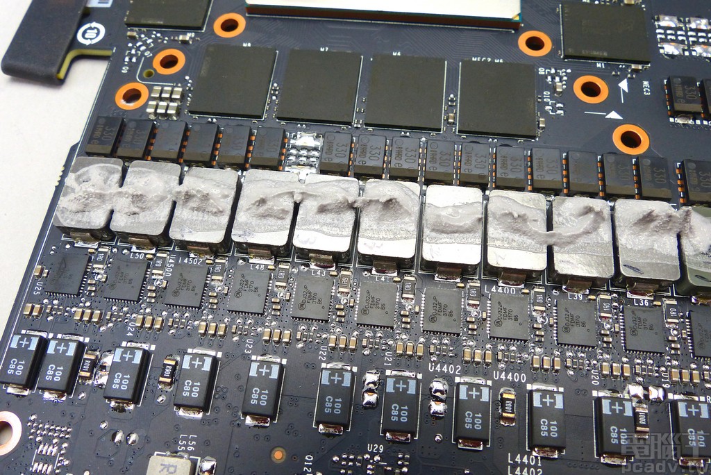 GeForce RTX 2080 Ti FTW3 Ultra Gaming 顯示晶片供電轉換每相採用 2 個 FDMF3170 並聯