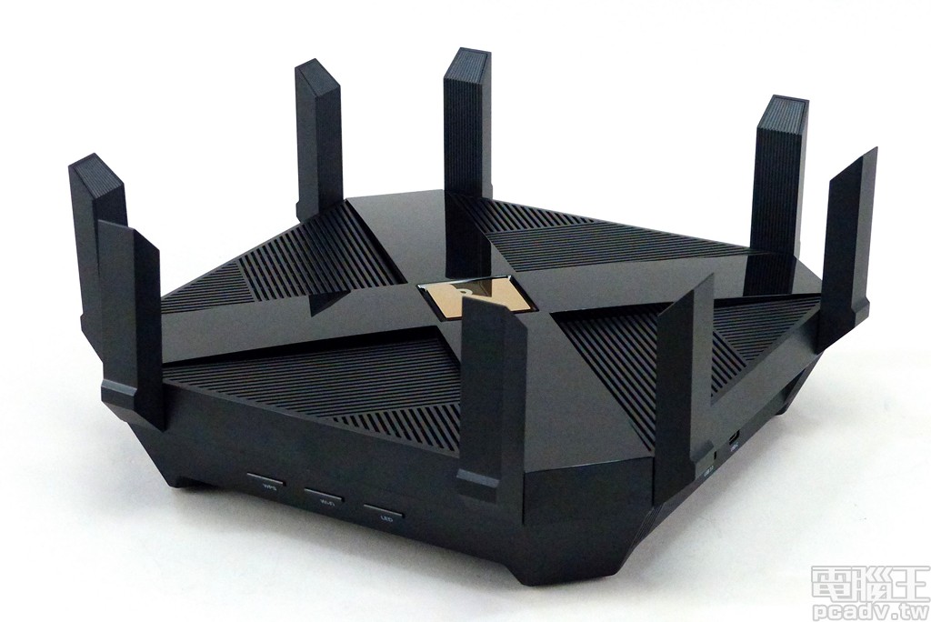 ▲ Archer AX6000 體積已等同於 3 頻等級產品，天線坐落於機身四周。