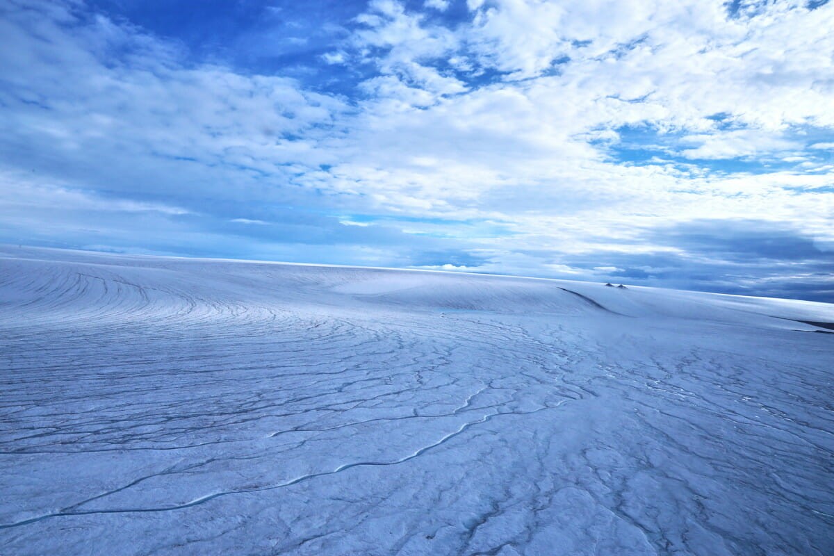 火星に数多く存在する谷 氷床の下の水流によって形成された可能性