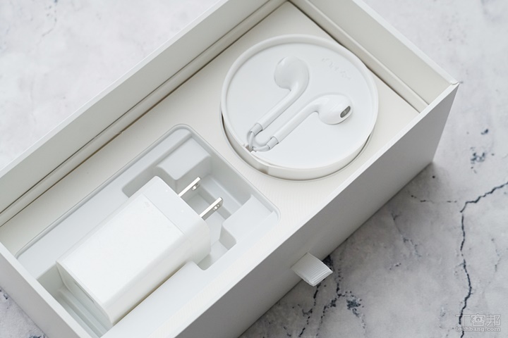 OPPO R17 開箱動手玩，跑分、拍照、續航力表現全都測