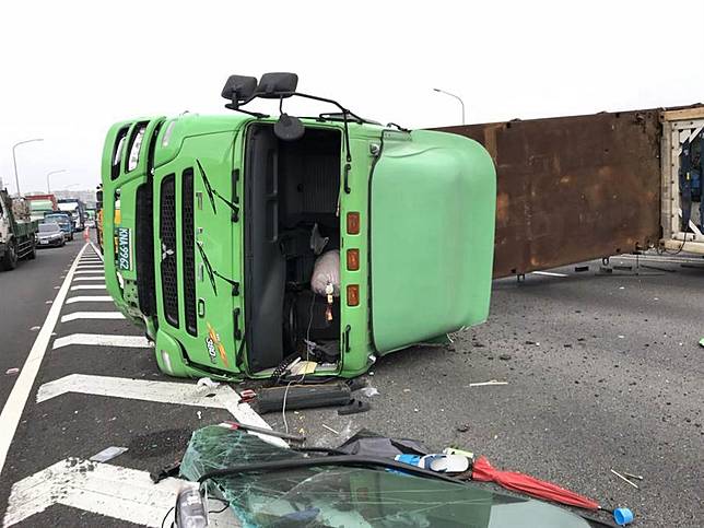 國道一號大灣交流道匝道口貨櫃車翻覆 交通動彈不得