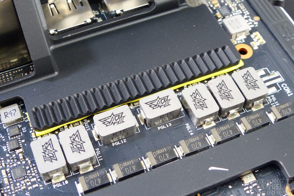 金屬強化框架避免下垂，Asus ROG-STRIX-RTX2080TI-O11G-GAMING 雙風扇模式登場