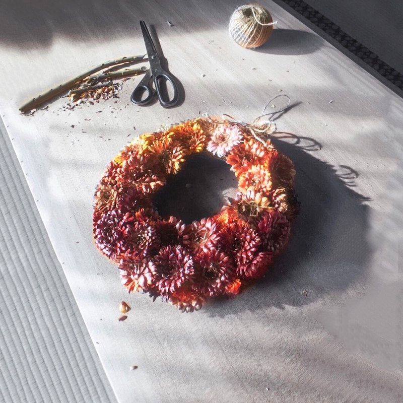 【永恆秋日乾燥花圈】 零經驗也可以好上手的花圈課程 緣起圓啟，開出什麼樣的緣分，由您來創造 課程中花藝師將教導有關乾燥花、不凋花的個別性質 認識花藝相關知識、使用工具、鐵絲、配色原理等等技巧