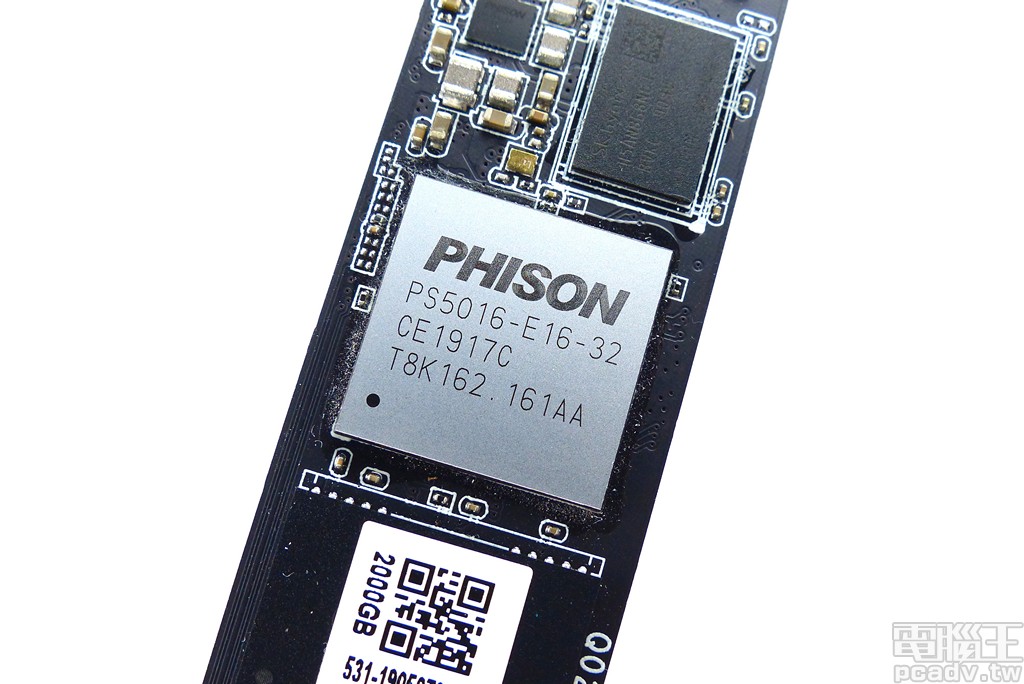 ▲ AORUS NVMe Gen4 SSD 採用目前消費市場唯一支援 PCIe 4.0 的 PS5016-E16 控制器，最外層嵌上銅質金屬片可作為散熱功能使用，亦有避免晶片溫度不均，長期使用翹曲脫焊的疑慮。