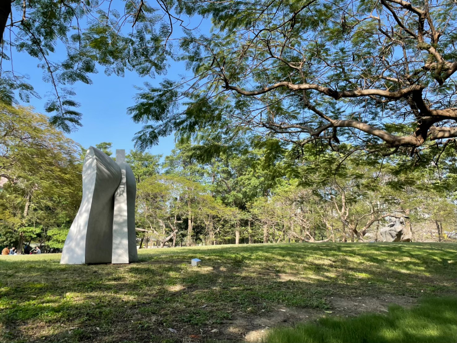 館外規劃為美術公園，風格材質各異的雕塑品與裝置藝術共有四十多件分佈於公園湖畔樹林草原之間，讓自然環境也延伸為美術館展場的一部分。(圖片提供/Wenshing Wang)