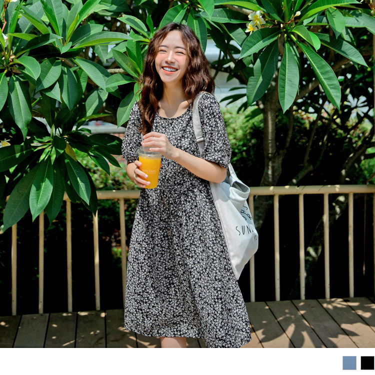 選用質地柔軟細緻的雪紡面料打造唯美的飄逸視覺， 滿版小碎花的布樣營造出優雅浪漫的氣息，襯托迷人的女性氣質 兩側的綁帶細節增添視覺上的造型亮點，後背排扣的設計使穿脫起來更便利， 此款兩色短袖洋裝，不論逛