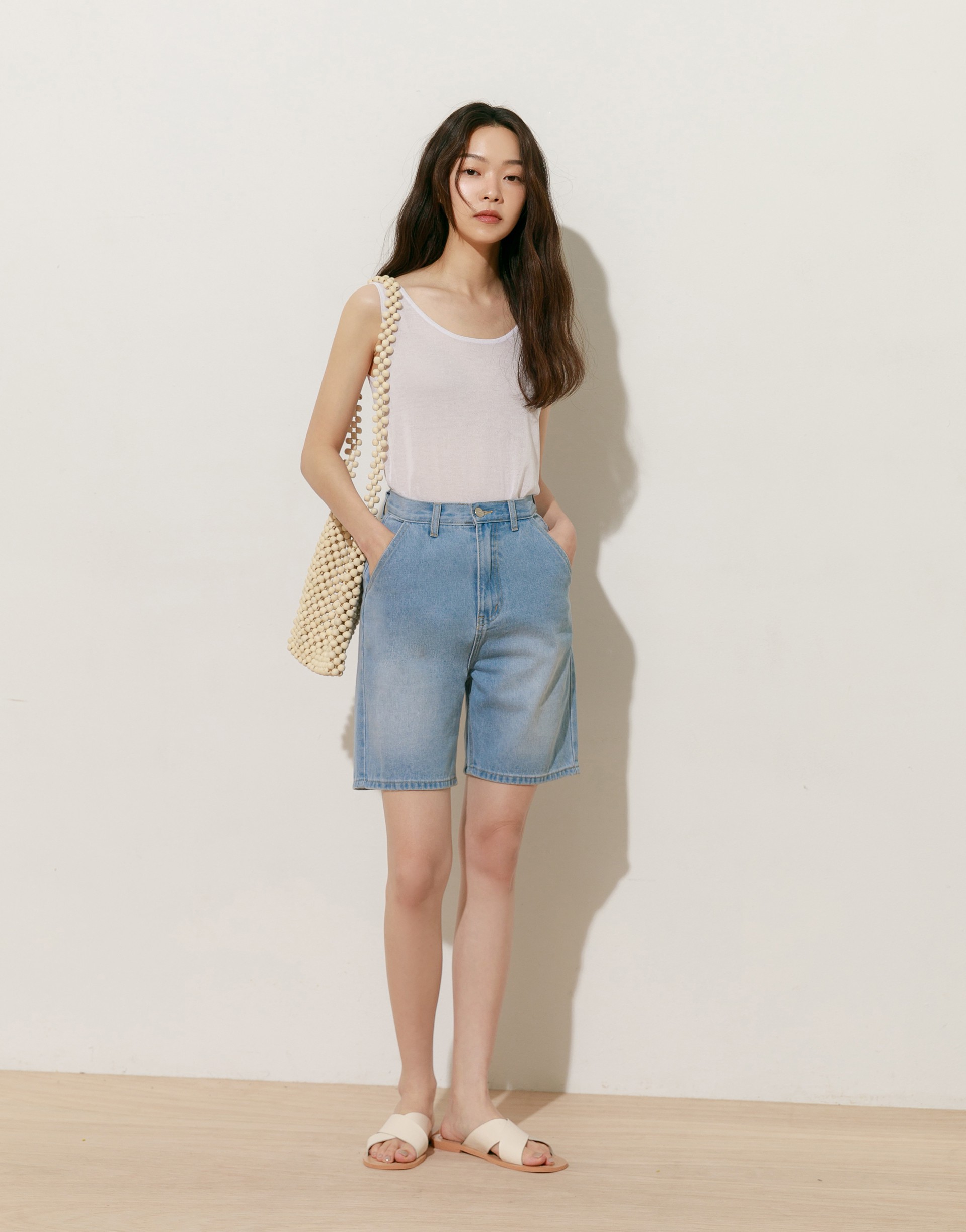 彈性：適中 微透感輕針織面料、U領設計、合身修飾版型