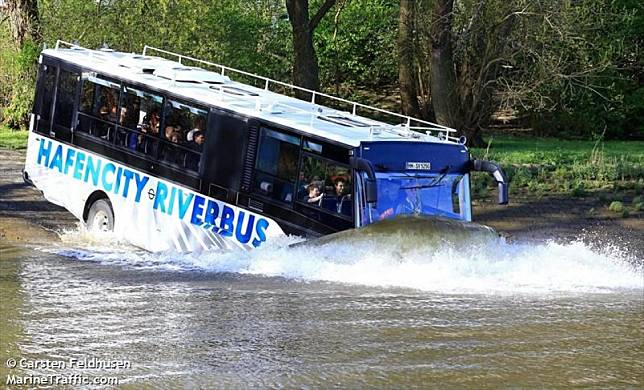 Cocok Buat Di Jakarta Nih: Jerman Punya Bus Pariwisata Yang Bisa Jalan di Darat dan Air!