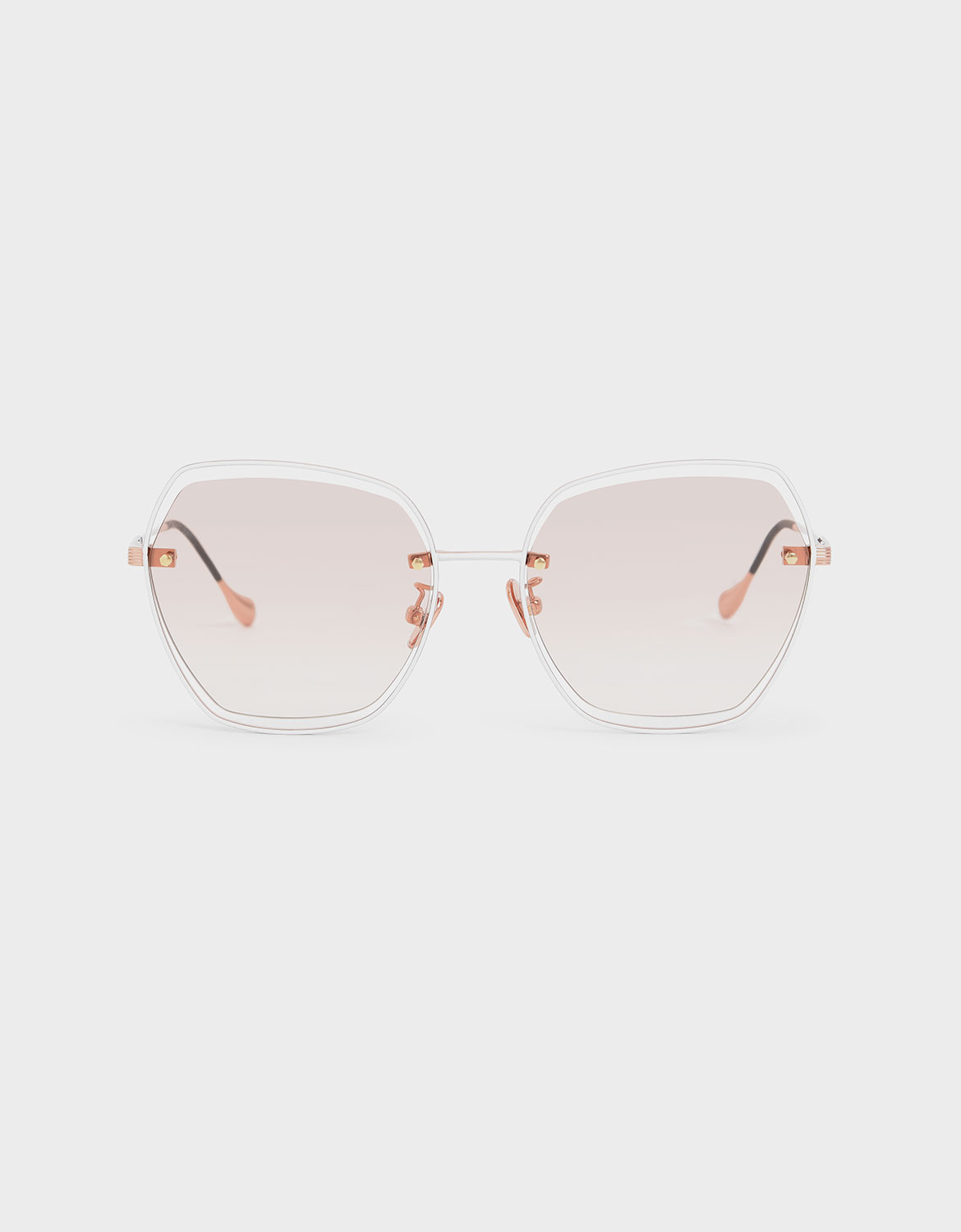 粉嫩系的透明染色鏡片與交錯鏤空設計，讓甜美形象多了分直率的個性感。