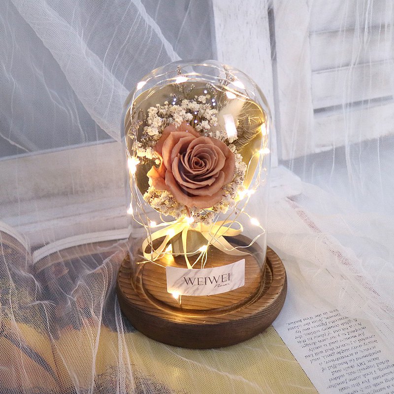 嚴選日本進口永生玫瑰製作<br />放在LED玻璃罩內觀賞期約1-2年，CP值非常高的花禮<br />還可以在玻璃罩上客製文字~是不是非常特別?