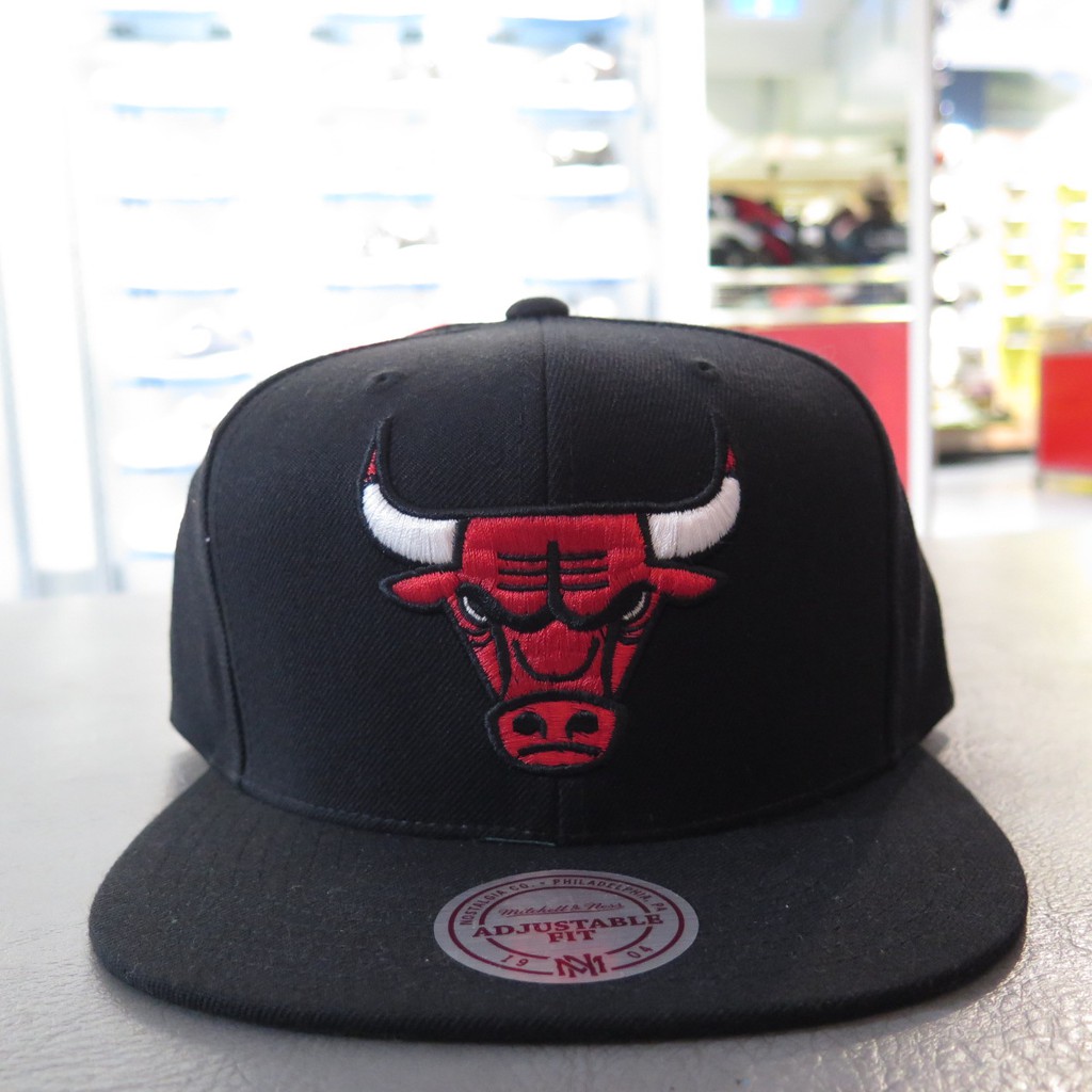 #iSport #棒球帽 #NBA #公牛 #MandN ◇所有商品皆100%公司正品 全新現貨 販售商品皆開立發票 敬請安心選購☺◇本賣場實體店面位於桃園中壢市中正路商圈，經營三十餘年，為品牌簽約經