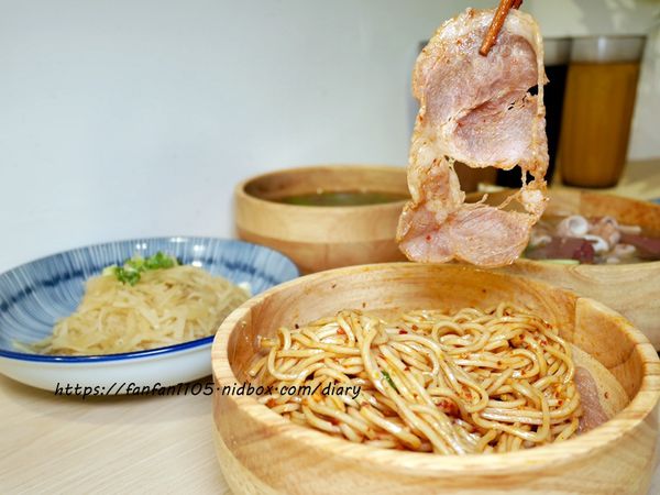 【汐止美食】鄉下人-豬血湯肉燥麵 #古早味 #豬血湯 #燙青菜 #香辣麵 路邊攤價格，冷氣開放文青風店面 (28).JPG