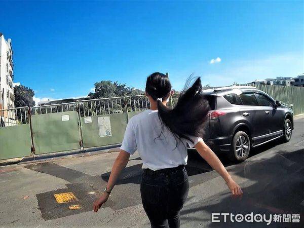 愛車遭違停夾擊！馬尾妹急求救 鮮肉警方向盤一打帥氣救援 Ettoday新聞雲 Line Today 1584