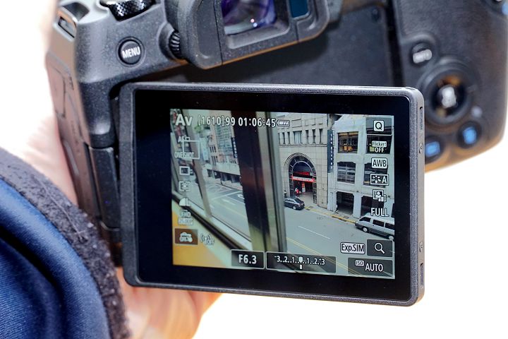 比一杯咖啡還輕！Canon EOS RP 全幅無反相機在台開賣，售價 42,900 元起。