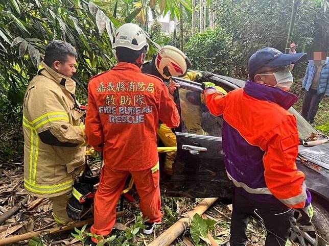 嘉義2對夫妻檔好鄰居開車出遊遇劫 翻落山坡2死2傷 自由電子報 Line Today