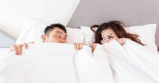 色男1人飾兩角　扮「狐仙弟子」幫改運連上2嫩妹